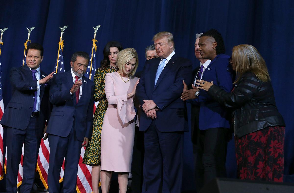 Un grupo de líderes religiosos ruega por el presidente Donald Trump durante un mitin de la organización Evangélicos por Trump, en el Ministerio Internacional El Rey Jesús, en Kendall, Florida, el 3 de enero de 2020.