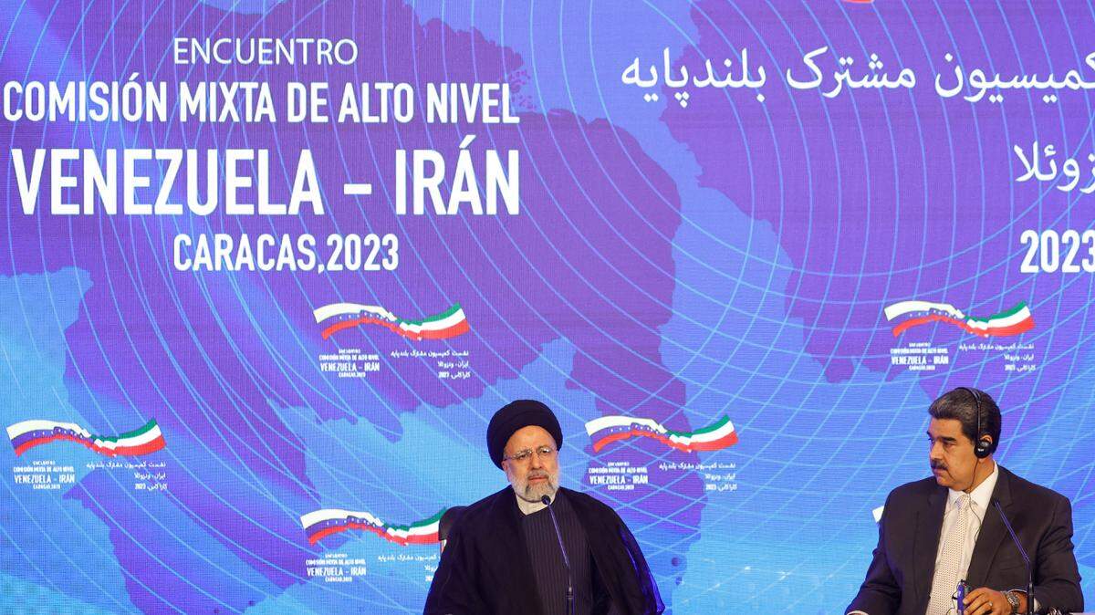 Foto de archivo del 12 de junio de 2023 que muestra a los gobernantes de Irán, Ebrahim Raise (izq.) y Venezuela, Nicolás Maduro, durante un encuentro en Caracas.