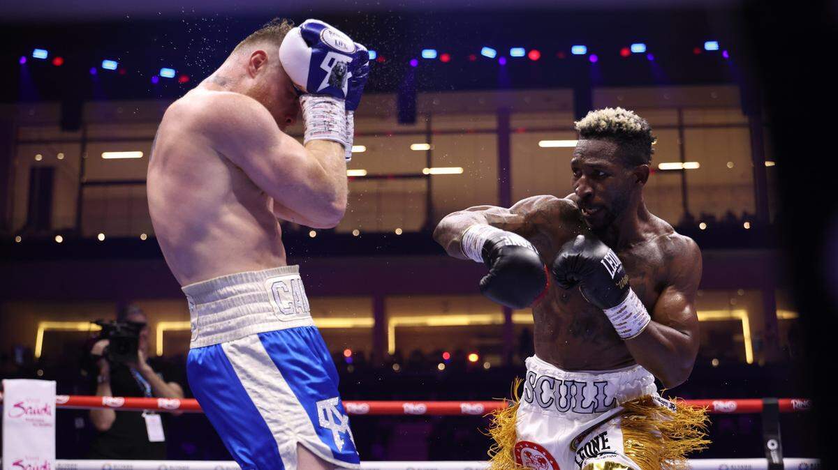William Scull (der.) en su pelea con Saúl “Canelo’’ Álvarez celebrada el 3 de mayo de 2025 en Riad, Arabia Saudita.
