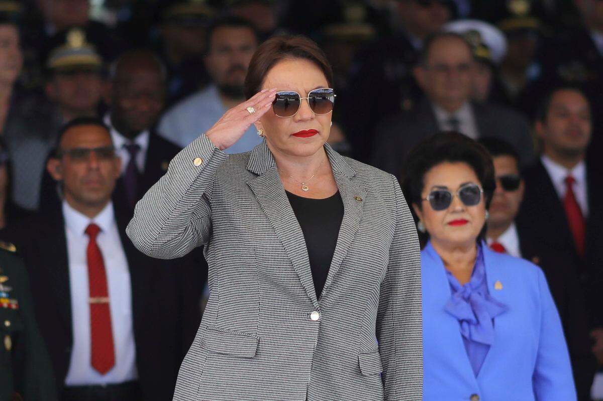 Foto de archivo. La presidenta de Honduras, Xiomara Castro, denunció el martes un “golpe de Estado” en curso, horas después de que se publicara un video en que aparece su cuñado en una reunión con narcotraficantes en 2013 pidiendo aportes para la campaña electoral de ella ese año.