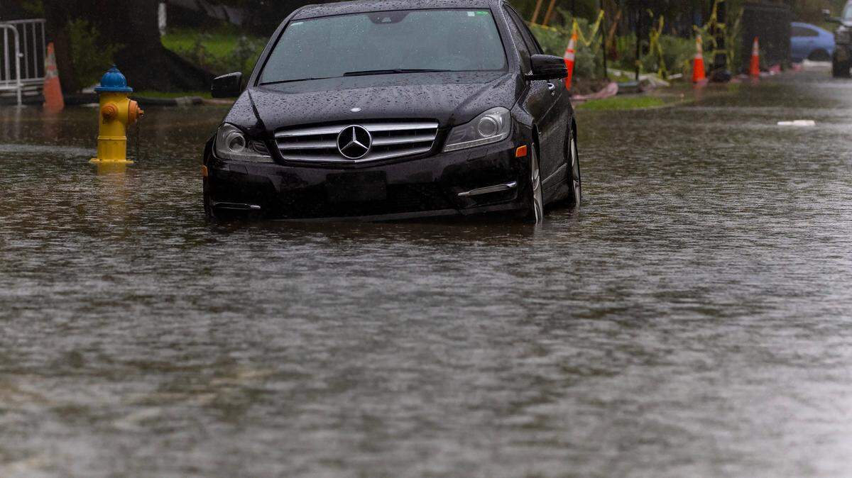 Un vehículo estacionado en una carretera inundada debido a las fuertes lluvias en North Bay Rd y 180th Dr. en Sunny Isles Beach el martes 11 de junio de 2024 en Florida.