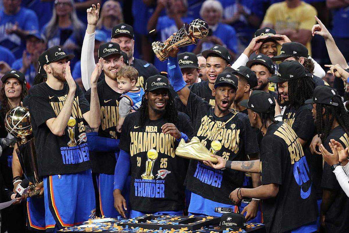 Los jugadores del Thunder celebran tras ganar la corona de la NBA ante los Pacers de Indiana, el 22 de junio de 2025 en Oklahoma City.