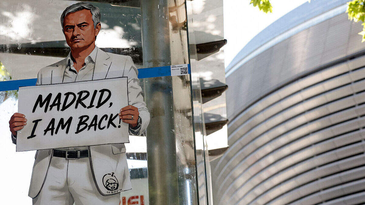 Vista de un mural del artista urbano italiano Salvatore Benintende del entrenador portugués José Mourinho frente al estadio Santiago Bernabéu de Madrid, el 21 de mayo de 2026. 