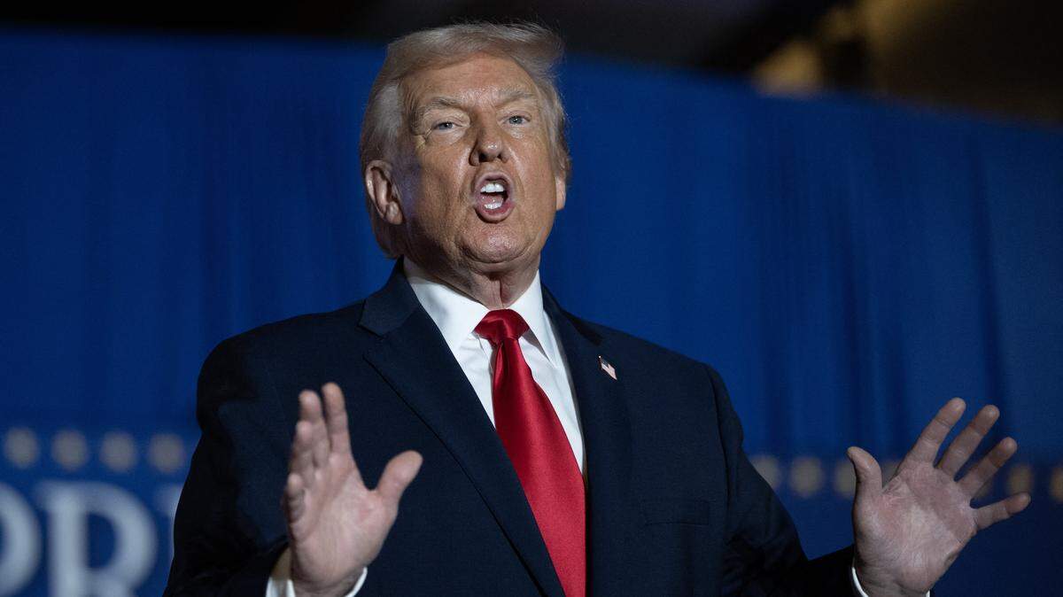  El presidente de Estados Unidos, Donald Trump, declaró este lunes que el gobernante venezolano, Nicolás Maduro, sería inteligente si eligiera dejar el poder y le advirtió que si se hace el duro será la última vez que lo haga.
