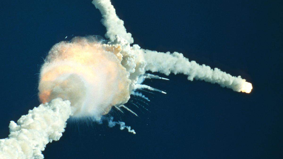 Imagen televisada del Accidente del Transbordador espacial Challenger, desintegrándose a 73 segundos de su lanzamiento y provocando la muerte de los siete miembros de la tripulación. Florida, Cabo Cañaveral, 01/29/1986.