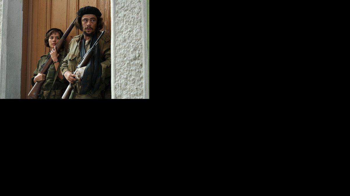 Fotograma del actor puertorriqueño Benicio del Toro en el papel del Che Guevara, junto a la actriz colombiana Catalina Sandino Moreno, en la película "Che" del cineasta estadounidense Steven Soderbergh.