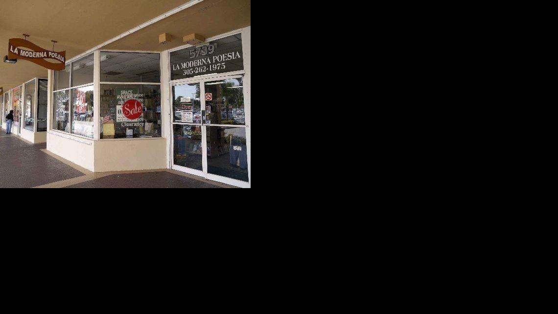 Durante más de 30 años, primero en su sede de la Calle Ocho, y ahora en un local más 
pequeño en la avenida 57 y la calle 7 del noroeste, la librería fue un puntal de la 
distribución de libros en español, de textos de referencia y de mapas sobre Cuba, de 
clásicos españoles y de traducciones a esta lengua de autores de la literatura mundial.