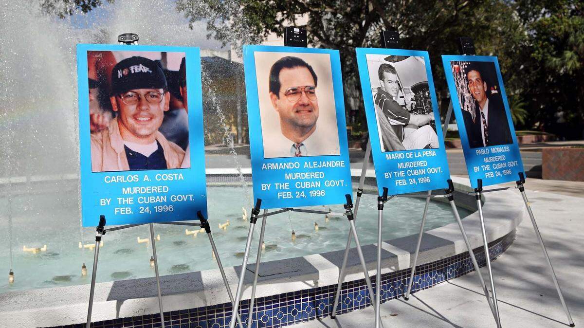 Los pilotos de Brothers to the Rescue (BTTR) Carlos Costa, Amando Alejandre Jr., Mario de la Peña y Pablo Morales son honrados en FIU por sus amigos y familiares cerca de la fuente en el Graham Center. Los pilotos fueron abatidos en aguas internacionales por aviones de combate MIG de la Fuerza Aérea Cubana el 24 de febrero de 1996, bajo el régimen de Castro. Foto de archivo.