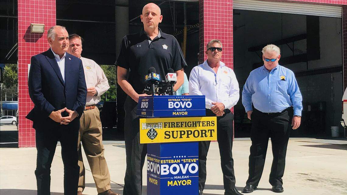 El expresidente del Sindicato de Policías de Hialeah, José Proveyer, expresa el respaldo político de su gremio al candidato Esteban Bovo, quien se postula a la alcaldía de Hialeah para las elecciones de noviembre de 2022.