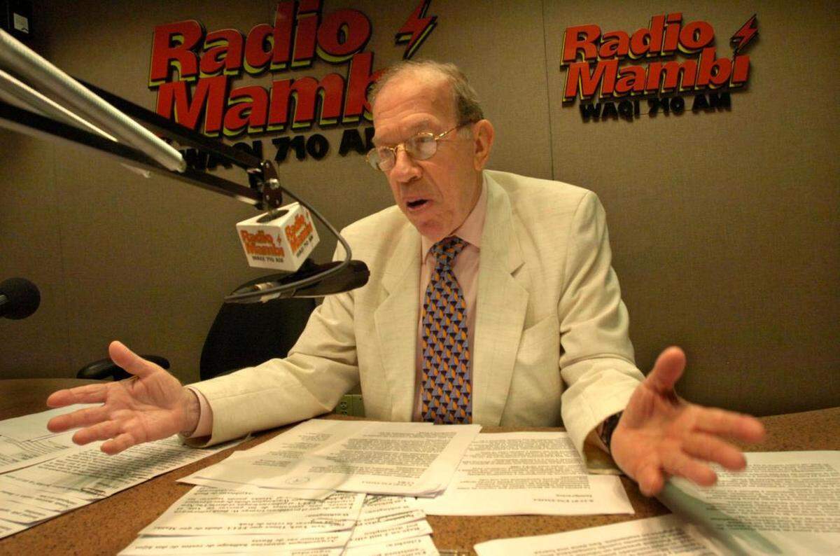 El desaparecido locutor Armando Pérez Roura fue la voz que identificó a Radio Mambí desde su fundación en 1985. La emisora sale del aire el 12 de diciembre del 2025 después de 40 años llevando las noticias de Cuba, Miami y el mundo a la audiencia del sur de la Florida.