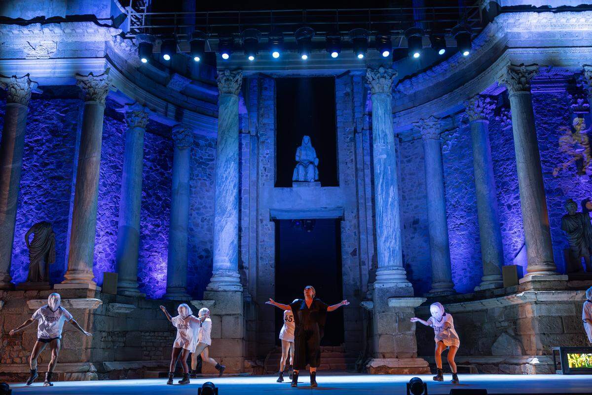 Artistas se presentan en la obra 'Las Troyanas' de Eurípides durante el Festival Internacional de Teatro Clásico de Mérida 2025 en Mérida (España). 