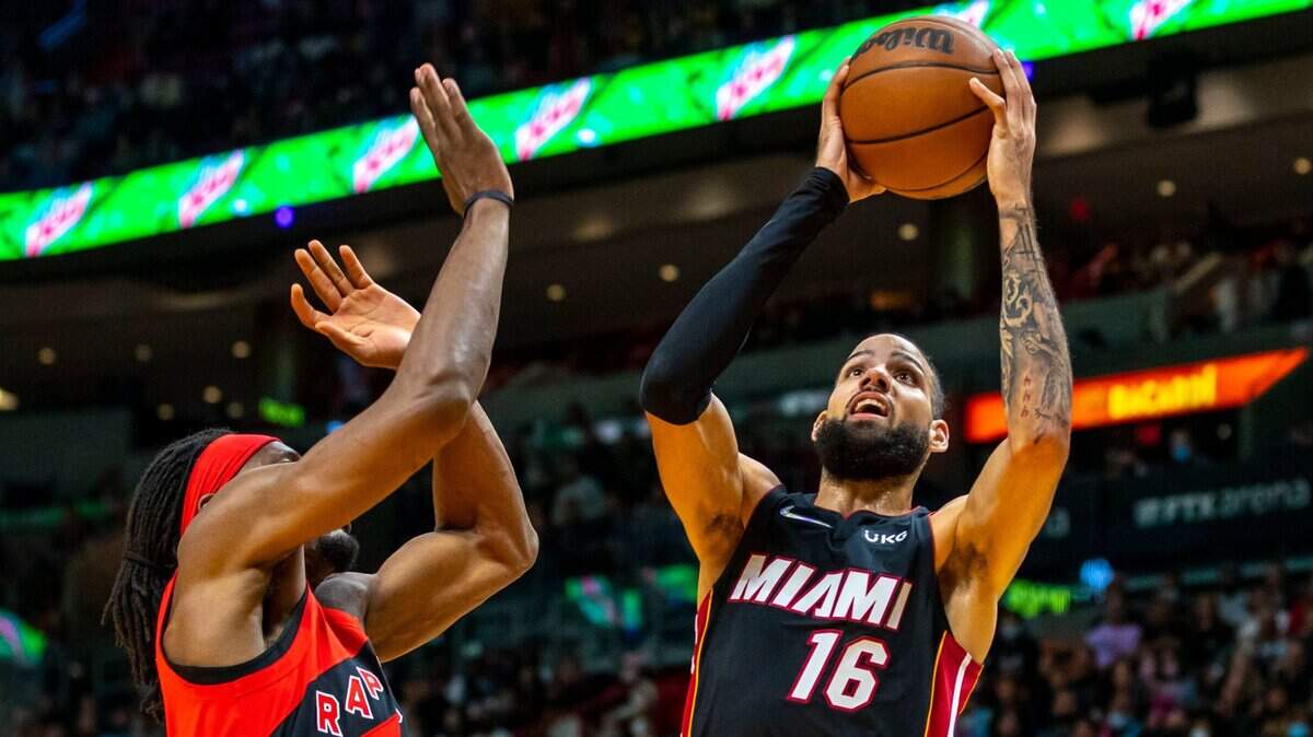 El jugador del Heat Caleb Martin tira al aro ante la marca de Precious Achiuwa, de los Raptors de Toronto, en el partido celebrado el 29 de enero de 2022 en Miami.