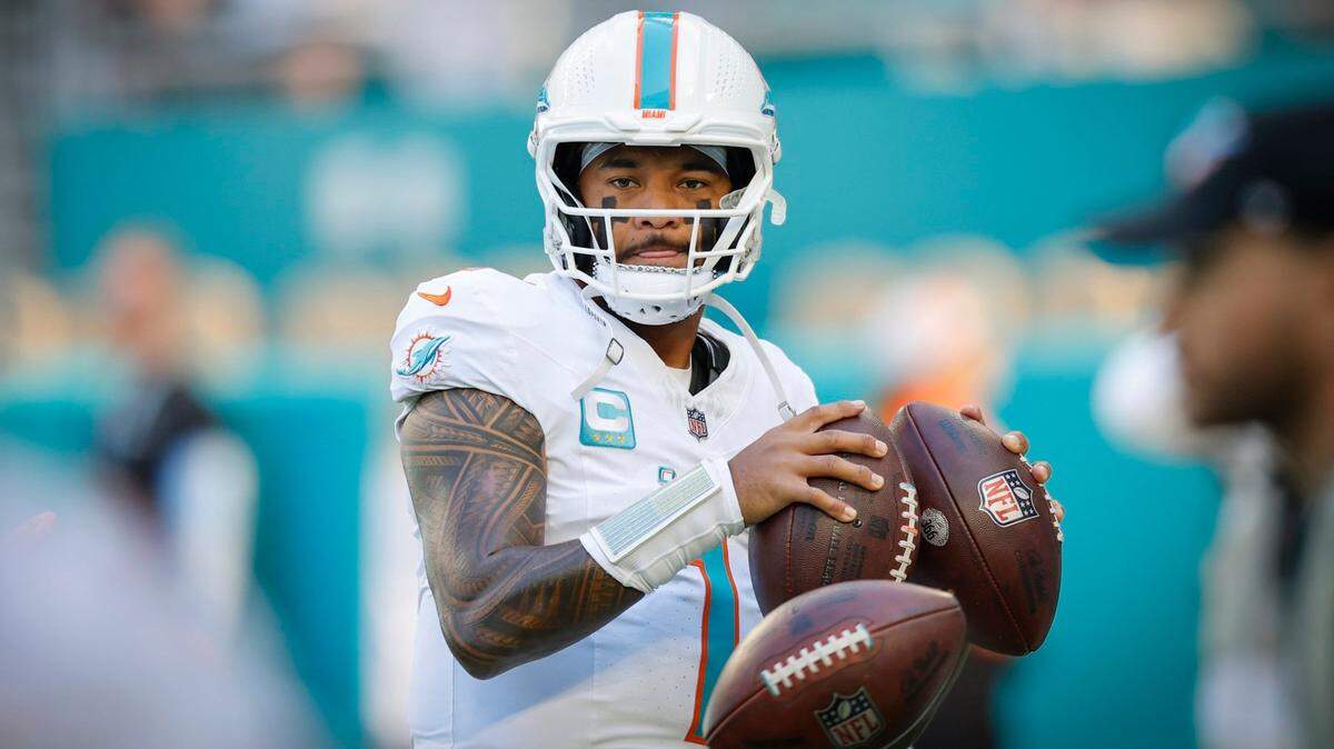 El quarterback de los Dolphins, Tua Tagovailoa calienta antes del partido contra los Patriots de New England en el Hard Rock Stadium en Miami Gardens, Florida, el 24 de noviembre de 2024.