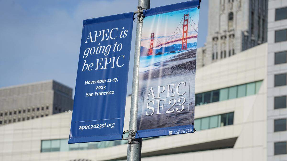 Pancartas promueven el Foro de Cooperación Económica Asia-Pacífico (APEC), que comienza el domingo 12 de noviembre de 2023, en San Francisco, California.