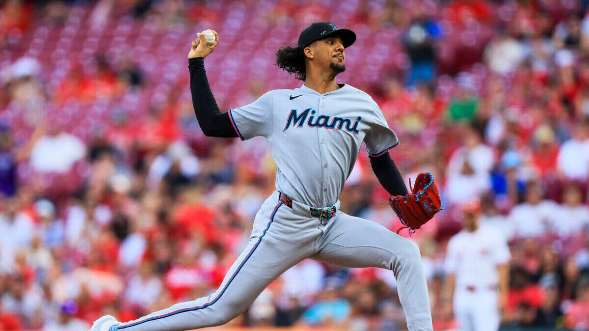 El abridor de los Marlins de Miami Eury Pérez lanza en el primer inning del partido ante los Rojos, celebrado el 8 de julio de 2025 en Cincinnati.