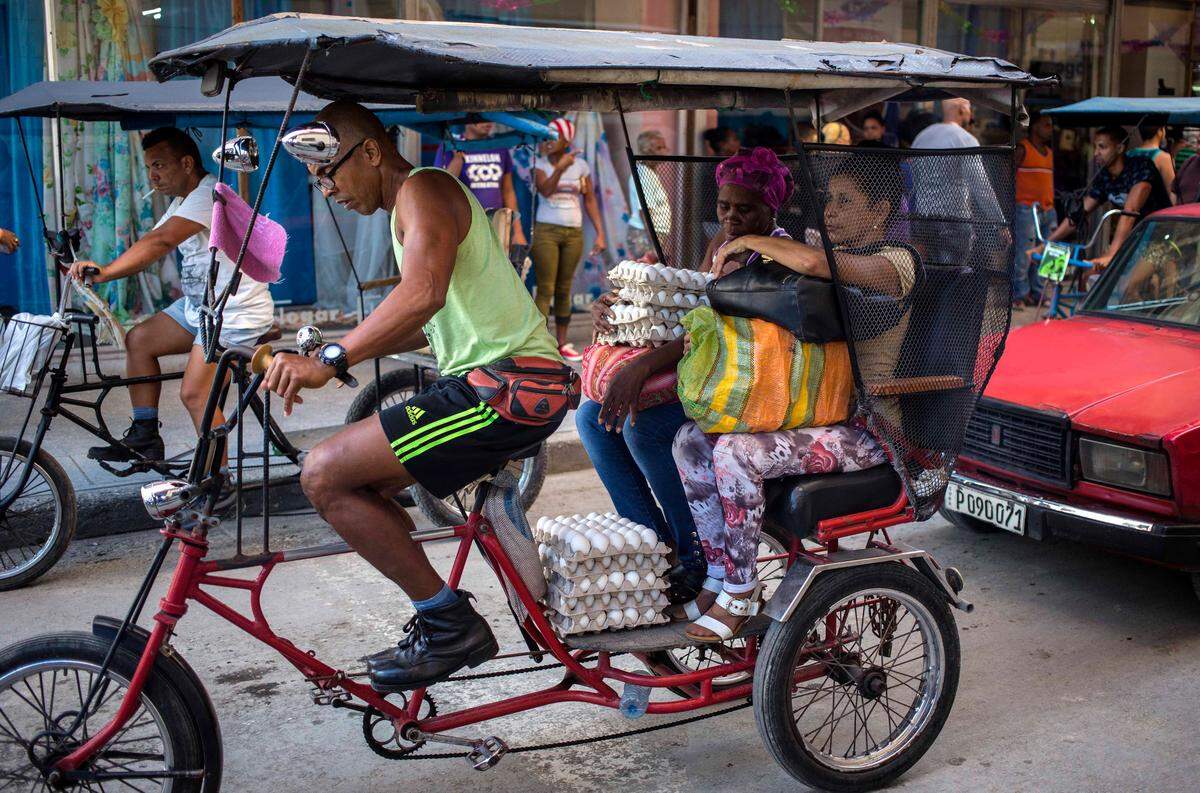 Una mujer lleva huevos que pudo comprar en La Habana el 6 de diciembre del 2018.