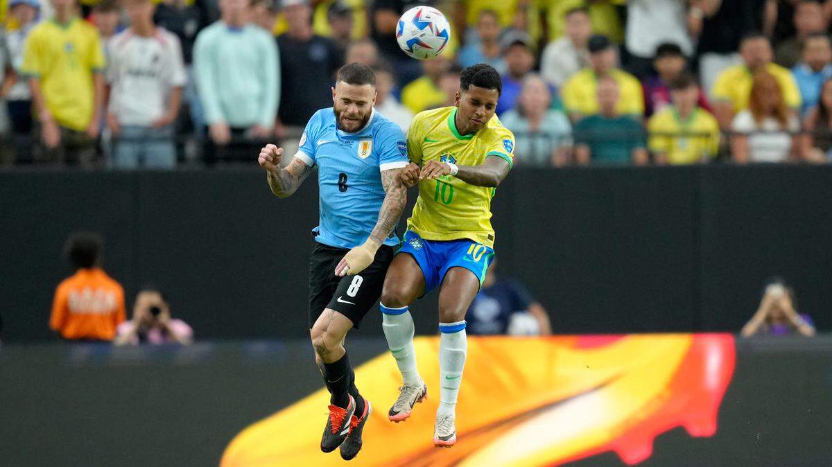 El centrocampista uruguayo Nahitan Nandez (8) encabeza el balón contra el delantero brasileño Rodrygo (10) durante la primera mitad en el estadio Allegiant, el 6 de julio de 2024; en Las Vegas, NV, EE.UU.; . Crédito obligatorio: Lucas Peltier-USA TODAY Deportes