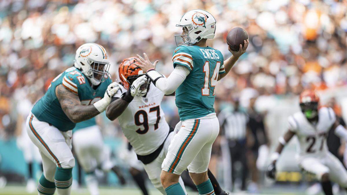 El quarterback de los Dolphins Quinn Ewers pasa el ovoide ante la marca del defensive end de los Bengals de Cincinnati Shemar Stewart, en el partido celebrado el 21 de diciembre de 2025 en el Hard Rock Stadium en Miami Gardens, Florida. 