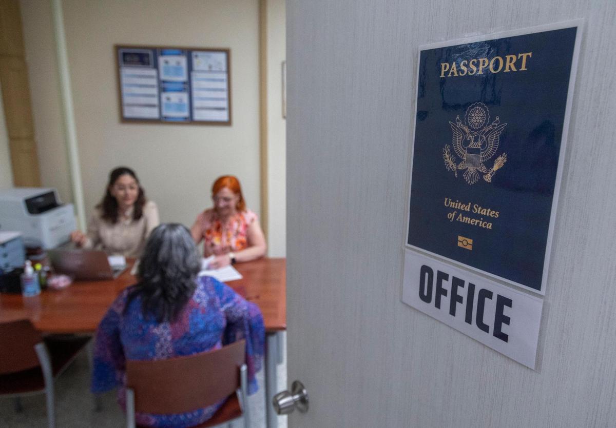 Empleadas de la biblioteca John F. Kennedy en Hialeah atienden a residentes en la nueva oficina de pasaportes, la primera en la ciudad. Hialeah, Florida, 19 de marzo de 2024