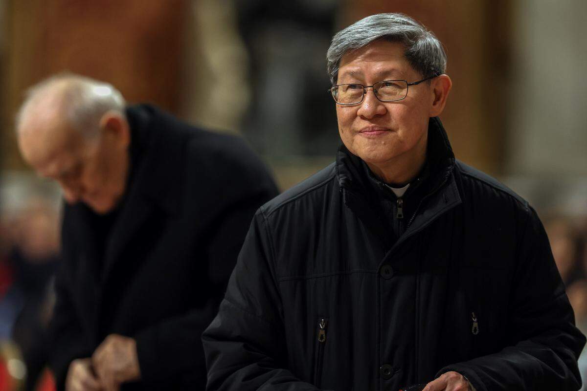 El cardenal filipino Luis Antonio Gokim Tagle asiste al rezo del Santo Rosario por el Papa Francisco en el Altar de la Confesión de la Basílica de San Pedro, el 1 de marzo de 2025.