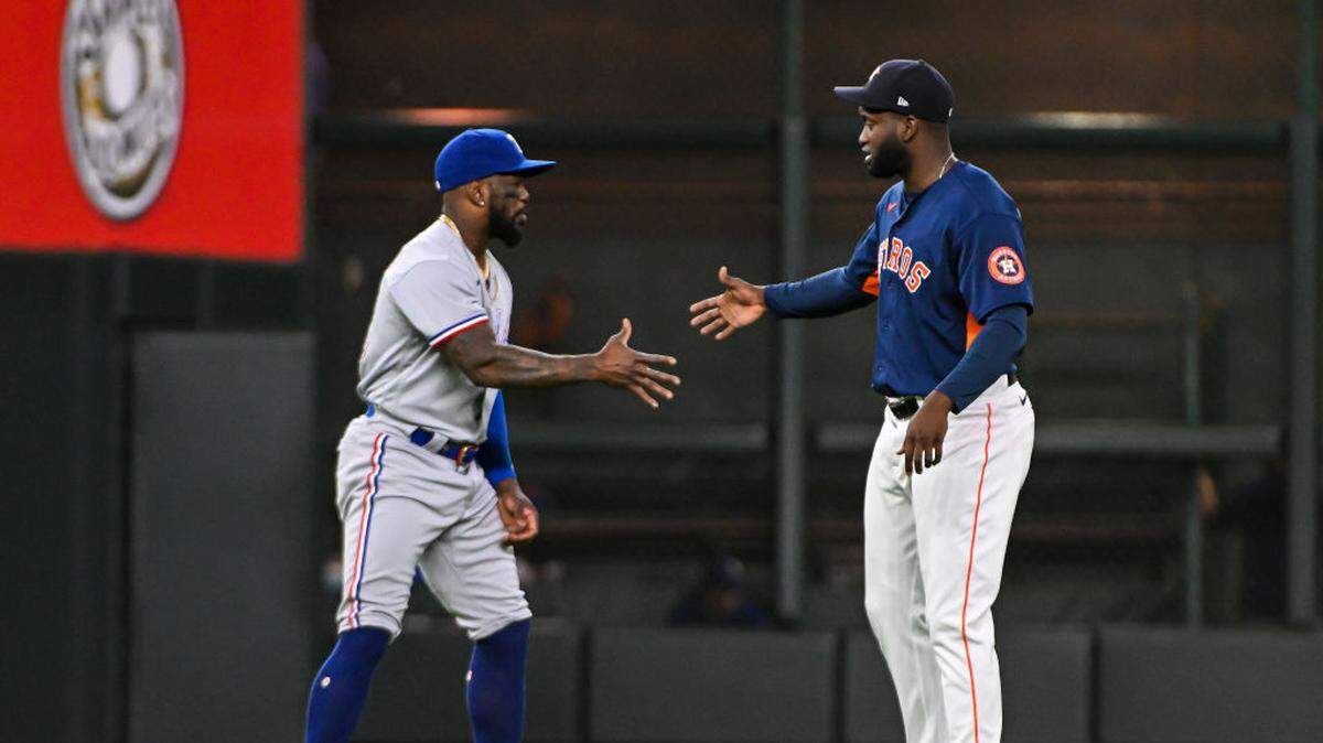 La inclusión de peloteros de Grandes Ligas que hoy se ausentan elevaría automáticamente el nivel competitivo del equipo y pondría a Cuba en el centro de la conversación internacional. En la foto Adolis  García (izq.) saluda a Yordan Àlvarez antes de un partido entre los Rangers de Texas y los Astros de Houston, el 26 de julio de 2023. 