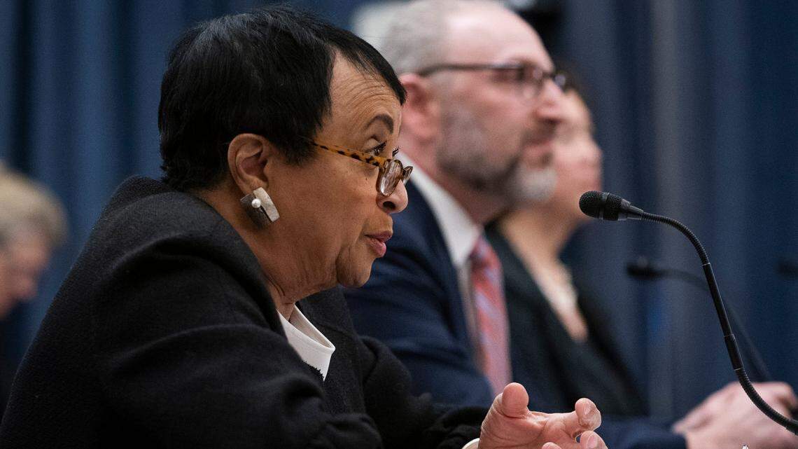 La Dra. Carla Hayden, Bibliotecaria del Congreso, Biblioteca del Congreso (izquierda), y Nathanial Halpern, Director de la Oficina de Publicaciones del Gobierno de EE.UU. (derecha), se reúnen con la senadora Amy Klobuchar (demócrata por Minnesota), presidenta del Comité Senatorial de Reglas y Administración, tras una audiencia para examinar el uso de la inteligencia artificial en la Biblioteca del Congreso, la Oficina de Publicaciones del Gobierno y el Instituto Smithsoniano, el 25 de enero del 2024 en Washington, D.C.