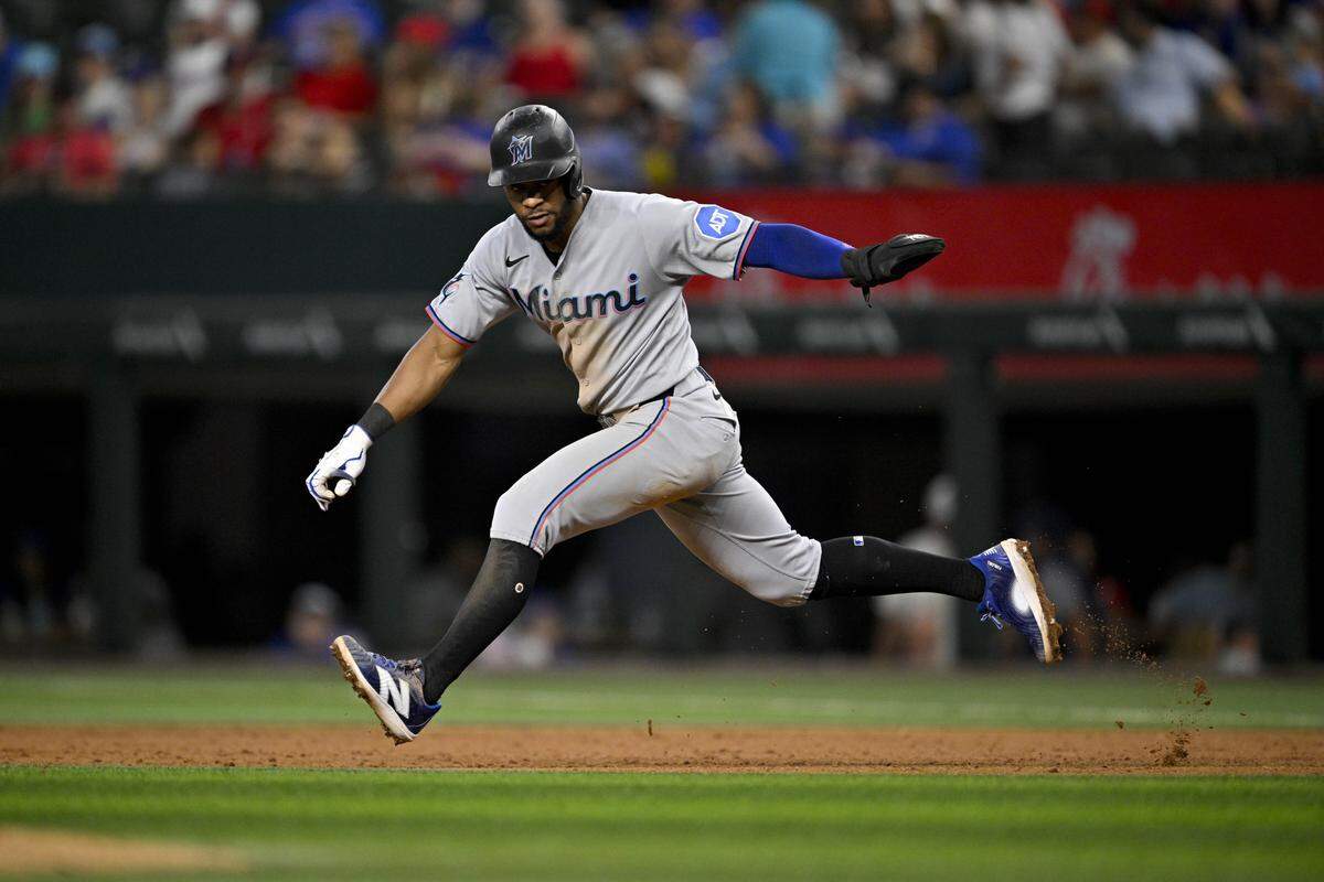 El torpedero de los Marlins de Miami Otto López corre las bases en el primer inning del partido ante los Rangers, celebrado el 21 de septiembre de 2025 en Texas.