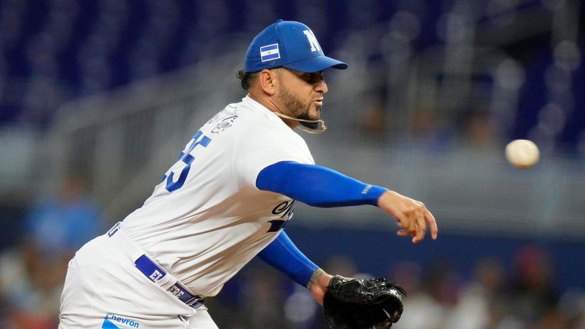 El abridor de Nicaragua, el cubano Yoanner Negrín lanza en el segundo inning ante República Dominicana, en el partido de la Serie del Caribe celebrado el 2 de febrero de 2024 en Miami.