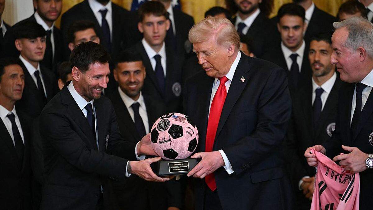 El astro argentino del Inter Miami, Lionel Messi, le entrega al presidente de Estados Unidos, Donald Trump, un balón conmemorativo durante el evento celebrado el 5 de marzo de 2026 en la Casa Blanca, Washington D.C. 