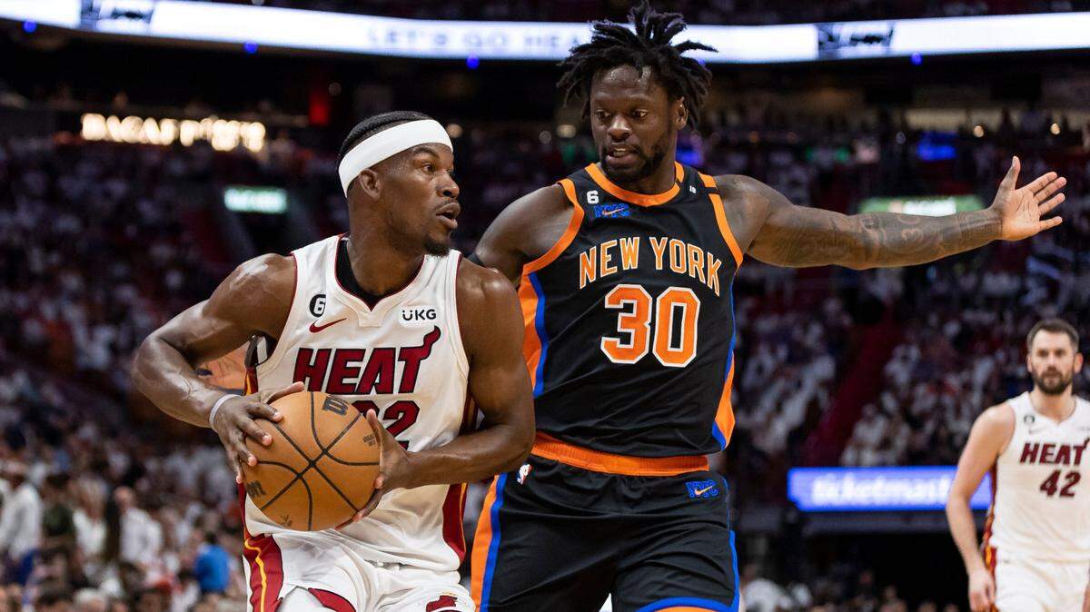 El jugador del Heat Jimmy Butler (izq.) trata de pasar la pelota ante la marca de Julius Randle, de los Knicks de Nueva York, en el partido celebrado el 8 de mayo de 2023 en Miami.