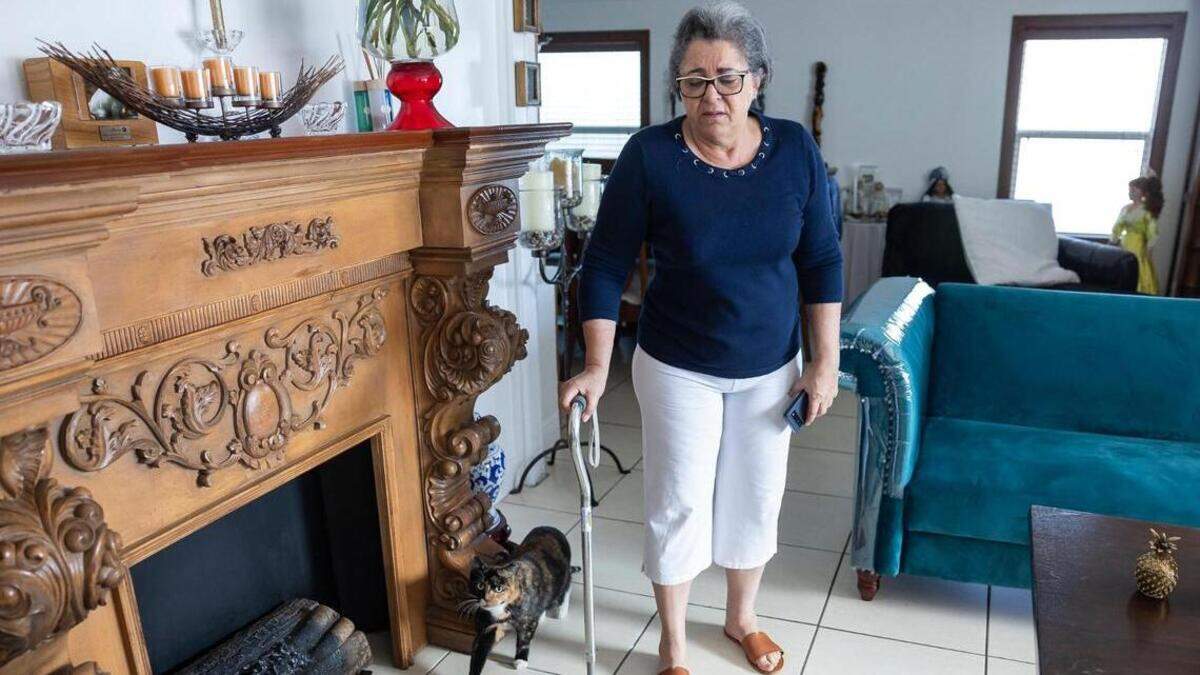 Vivian Hernández, quien comenzó a usar un bastón para caminar después de un arresto violento, aparece en su casa en el parque de casas móviles Li’l Abner el sábado 21 de diciembre de 2024, en Sweetwater, Florida. La policía informó que fue arrestada en la oficina de administración del parque tras negarse a irse tras una discusión con los empleados.