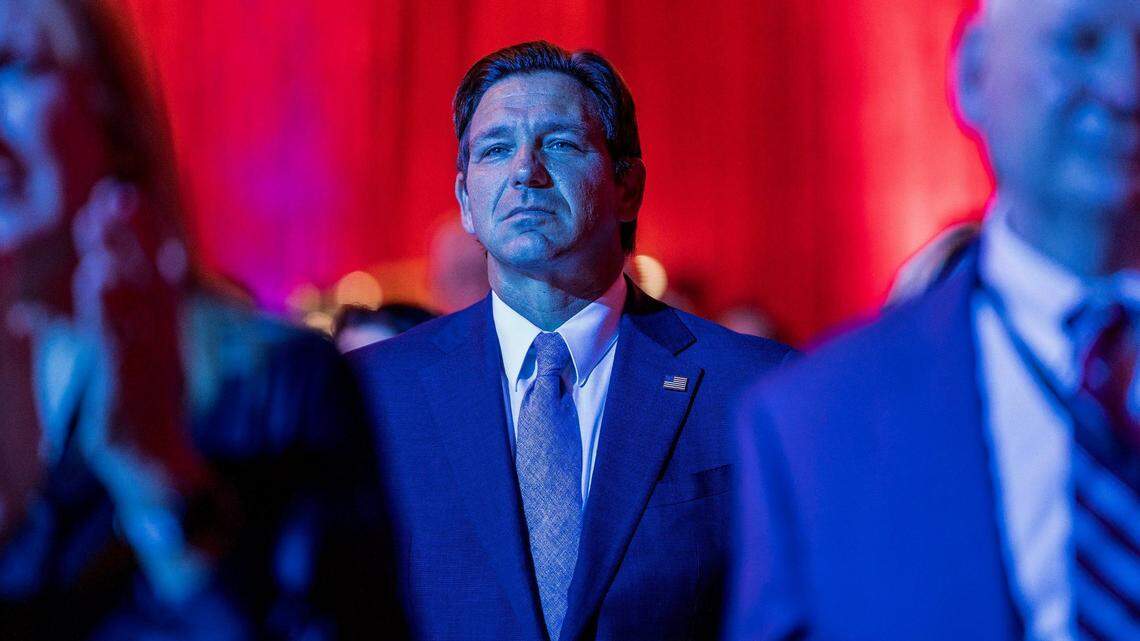El gobernador de Florida Ron DeSantis de pie durante la invocación en la Cena de la Victoria 2024 del Partido Republicano de Florida, en el Seminole Hard Rock Hotel & Casino en Hollywood en septiembre de 2024.
