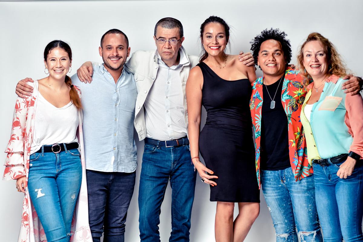 Parte del equipo de ‘Vallenato, Help Me!’ (desde la izq.): Juana García (productora), Mattew Windey, Dago García (director). Lilly Guihurt, Damián y Marisol Correa (directora.Teatro Trail).