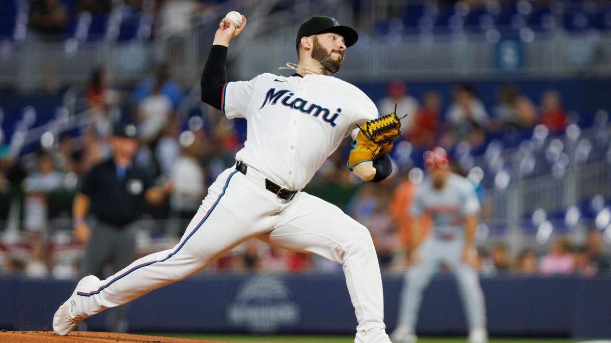 El abridor de los Marlins Kyle Tyler lanza en el primer inning del partido ante los Rojos de Cincinnati, en el partido celebrado el 8 de agosto de 2024 en Miami.