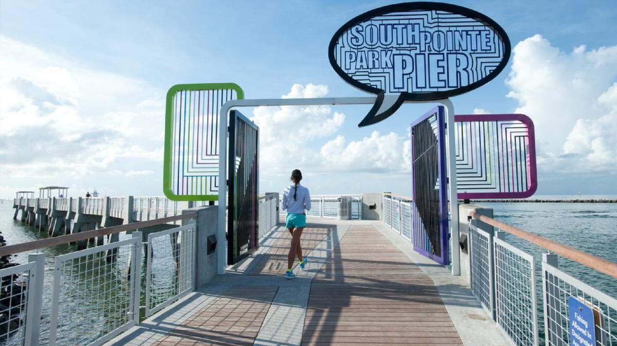 Una persona pasea por South Pointe Pier, en agosto de 2014. Ubicado en 1 Washington Ave., el muelle está abierto desde las 7:30 am hasta la puesta del sol.