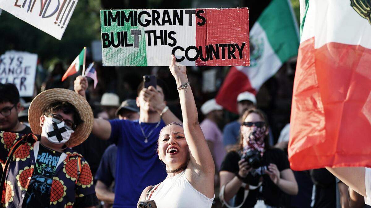 Miles de personas participan en la protesta “Un Día Sin Reyes” (No Kings), organizadas para denunciar las políticas del presidente Donald Trump, el sábado 15 de junio de 2025, en Austin, Texas. 