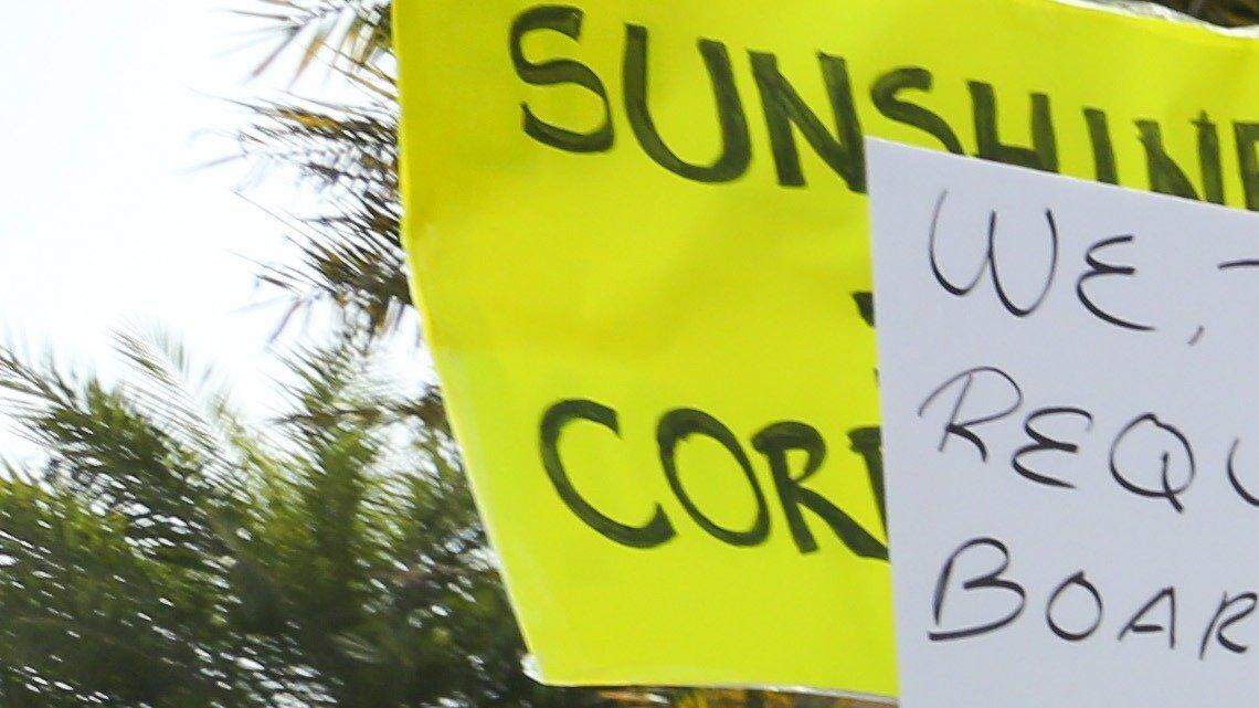 Propietarios de apartamentos de condominios se dieron cita el 25 de marzo del 2017 en Kendall Drive y Don Shula Expressway para exigir que se apruebe la ley de condos.