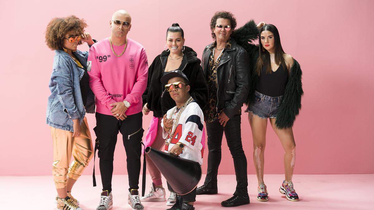 Carlos Vives y Wisín con parte del equipo que colaboró en el video ‘Si me das tu amor’.