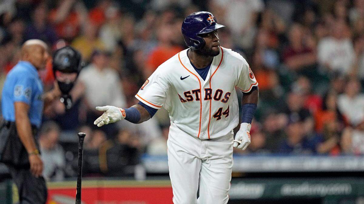 El pelotero de los Astros Yordan Alvarez lanza el bate tras pegar un jonrón en el cuarto inning del partido ante los Marineros de Seattle, el 3 de mayo de 2022 en Houston.