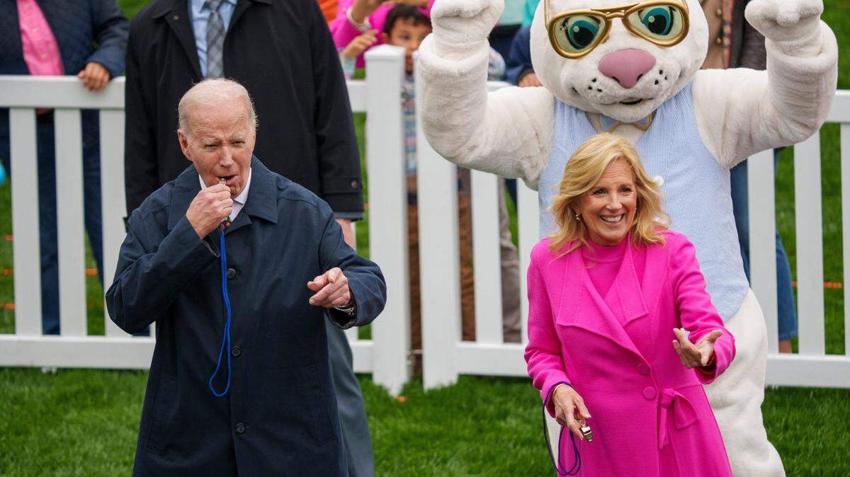 El presidente Joe Biden y la primera dama, Jill Biden, celebran la tradicional carrera de huevos de Pascua en los jardines de la Casa Blanca, en Washington, D.C., el lunes 1 de abril de 2024.