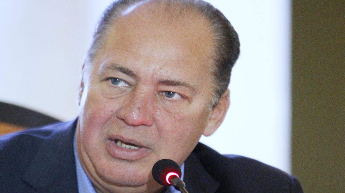 El gobernador de West Virginia, EE.UU., Earl Ray Tomblin, habla en una conferencia de prensa este 19 de noviembre de 2016, en La Habana, Cuba. 