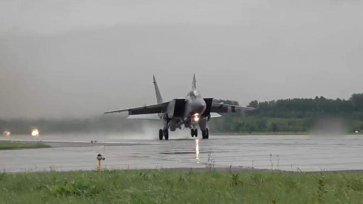 Un avión interceptor supersónico Mikoyan MiG-31 es desplegado para participar en la tercera etapa de los ejercicios de las fuerzas nucleares no estratégicas realizados por las Fuerzas Aeroespaciales Rusas. Archivo