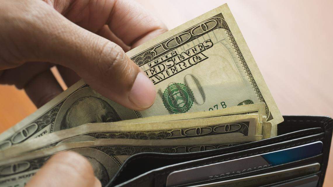 El dólar estadounidense (USD) rompió este miércoles otro récord al cotizarse a 258 pesos cubanos (CUP) en el mercado cambiario informal de Cuba, en medio de la actual depreciación de la moneda local en alza desde la reforma monetaria de 2021.