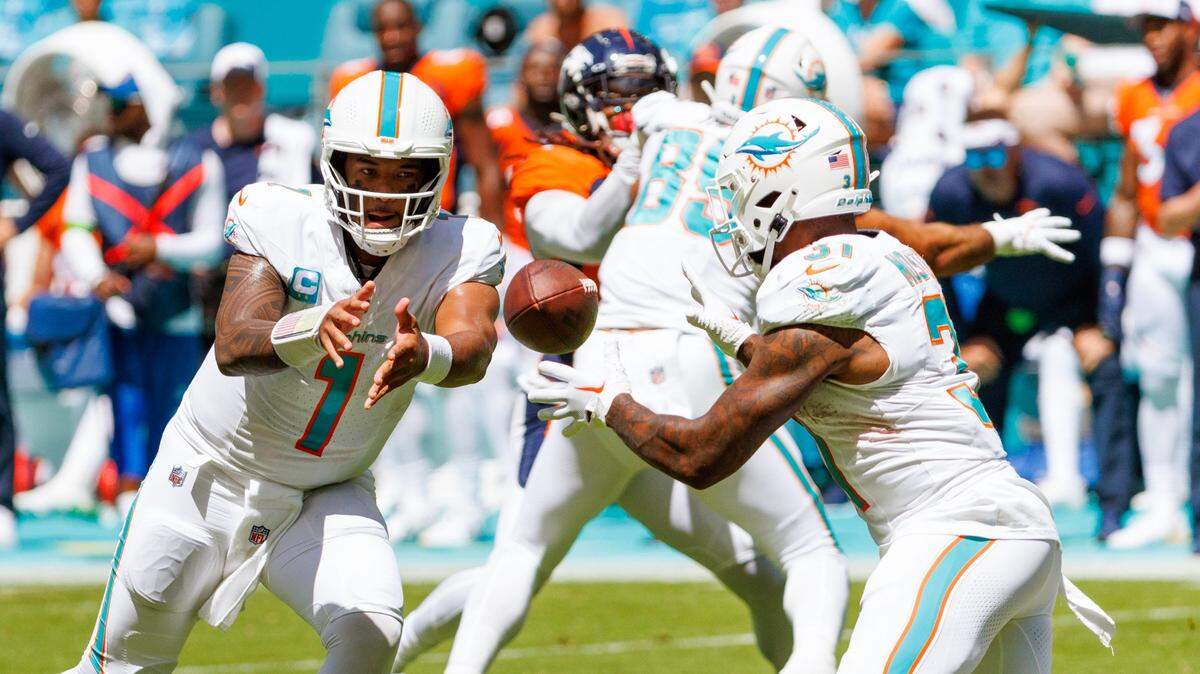 El quarterback de los Dolphins Tua Tagovailoa le pasa el ovoide al running back Raheem Mostert en el segundo cuarto del partido ante los Broncos de Denver, celebrado el 24 de septiembre de 2023 en Miami Gardens, Florida.