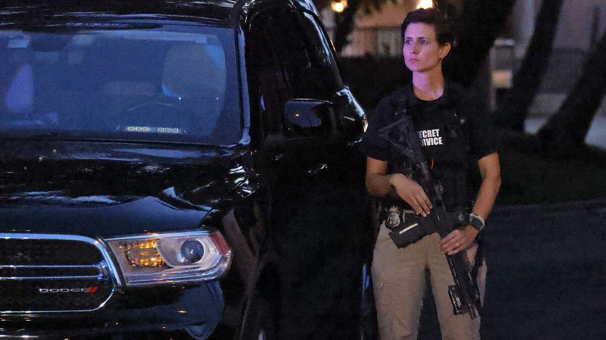 Un agente armado del Servicio Secreto se encuentra frente a la entrada de la propiedad Mar-a-Lago del expresidente Donald Trump, el lunes 8 de agosto de 2022, en Palm Beach, Florida.
