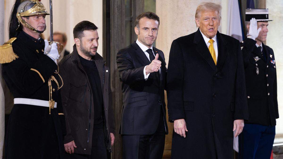El presidente francés, Emmanuel Macron (centro), auspició un diálogo a tres bandas con el mandatario ucraniano, Volodimir Zelenski (izq.), y el presidente electo de EEUU, Donald Trump, en el Palacio del Elíseo, París, el sábado 7 de diciembre de 2024.
