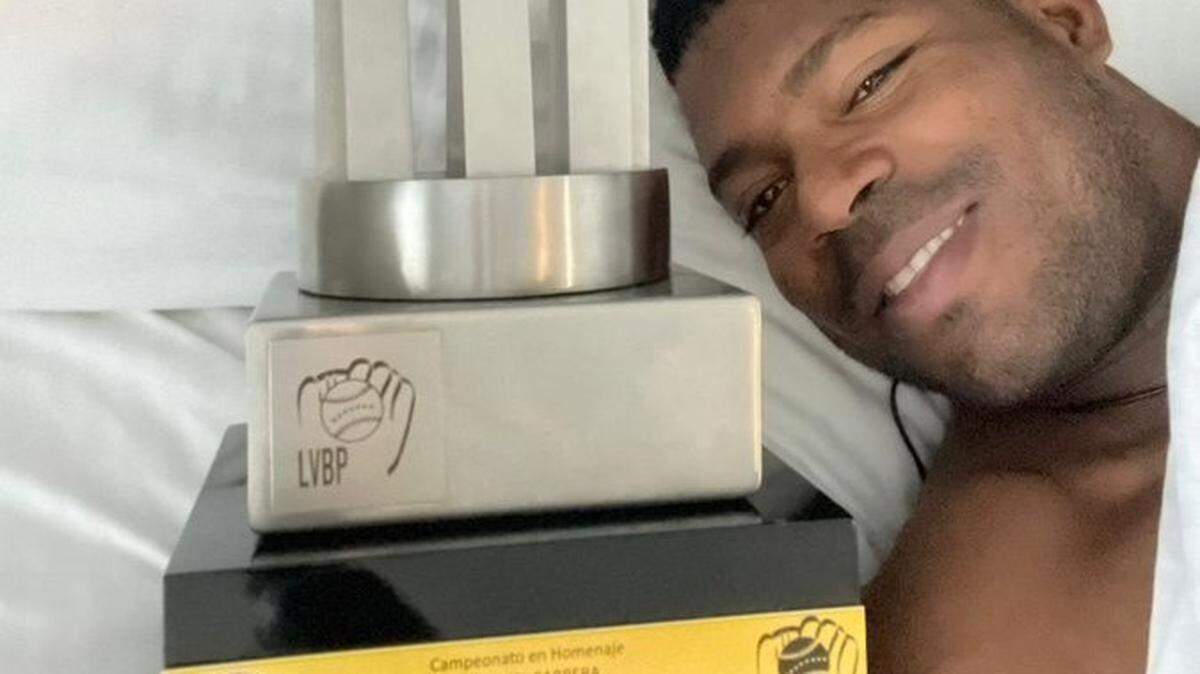 Yasiel Puig con el trofeo de campeón de los Tiburones de La Guaira.