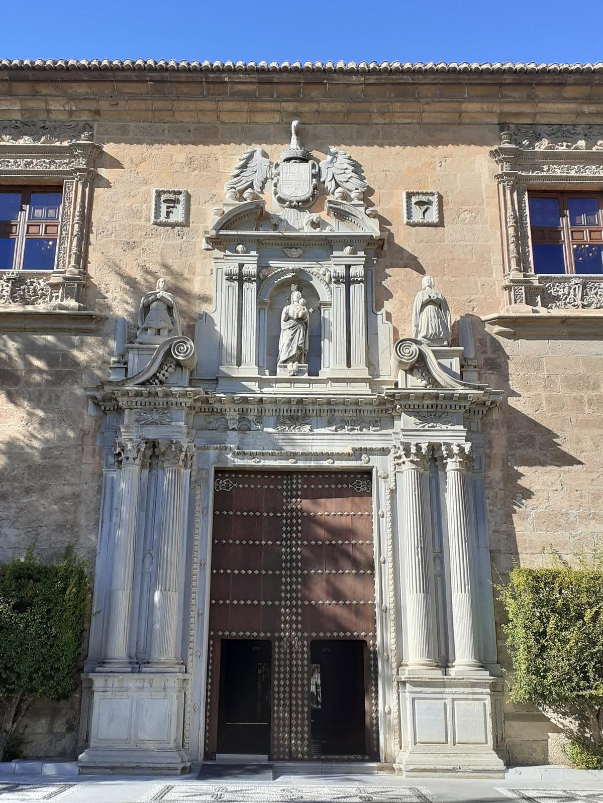 Fachada y portal del Hospital Real.