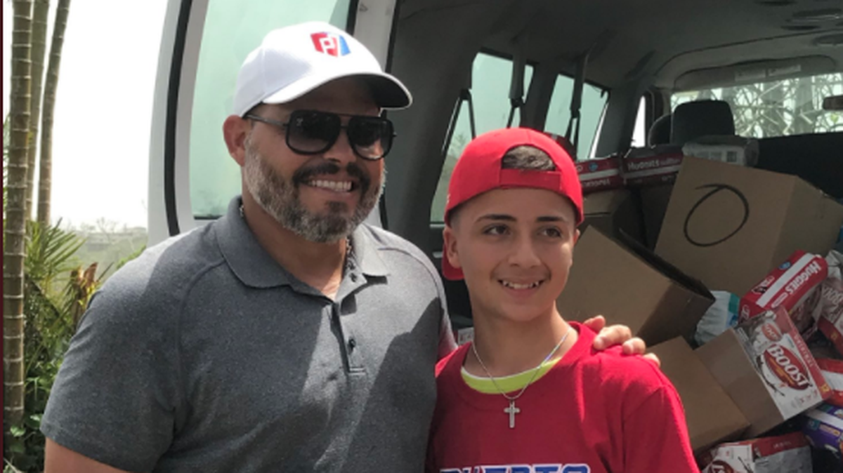 El exreceptor puertorriqueño Iván Rodríguez, de los Rangers de Texas, vuelve a ser centro de atención por su labor humanitaria permanente de ayuda a los más necesitados.