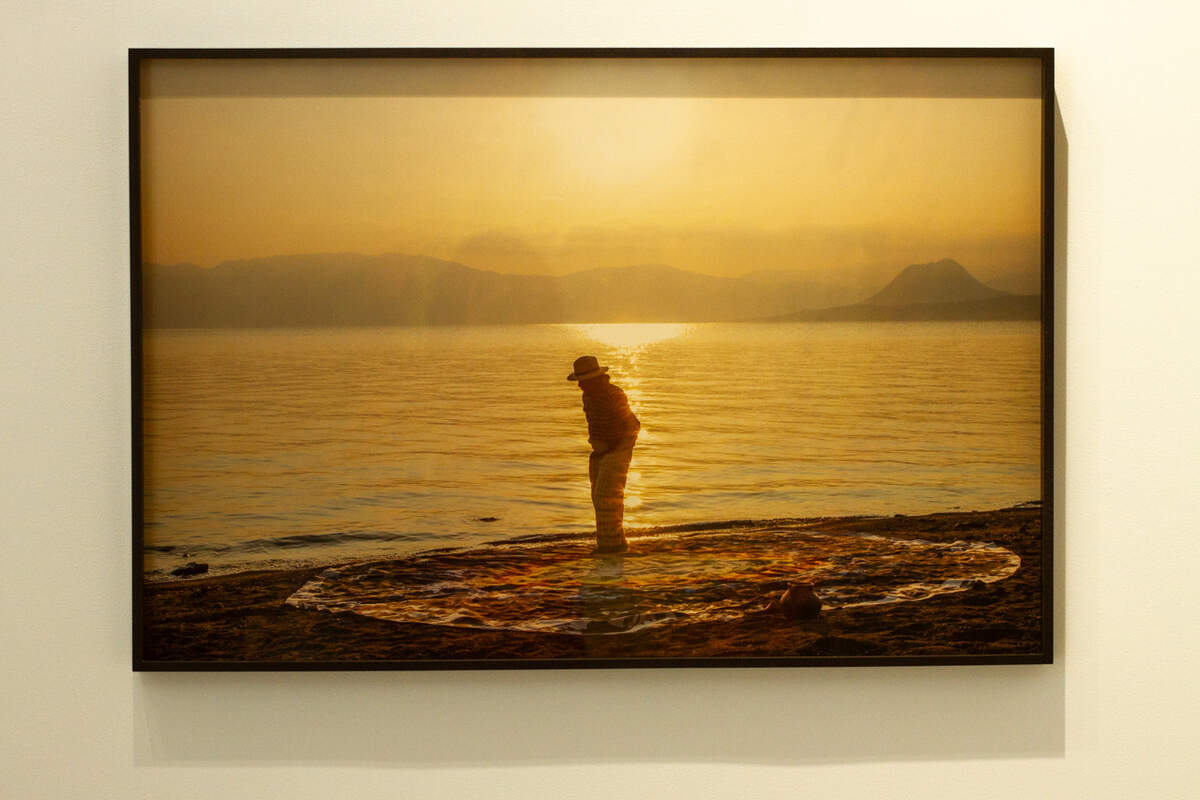 La foto captura uno de los momentos de la performance en las orillas del lago Atitlán, en San Pedro la Laguna, Guatemala, donde nació Chavajay y desde donde ha desarrollado su obra.